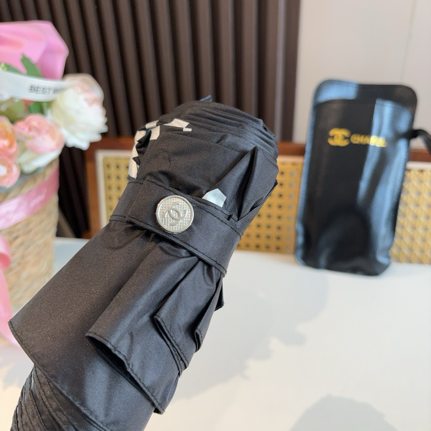  CHANEL（香奈儿）五折手开折叠晴雨伞 集合香奈儿灵魂LOGO为一体的设计风格高雅奢华 带在身上带来