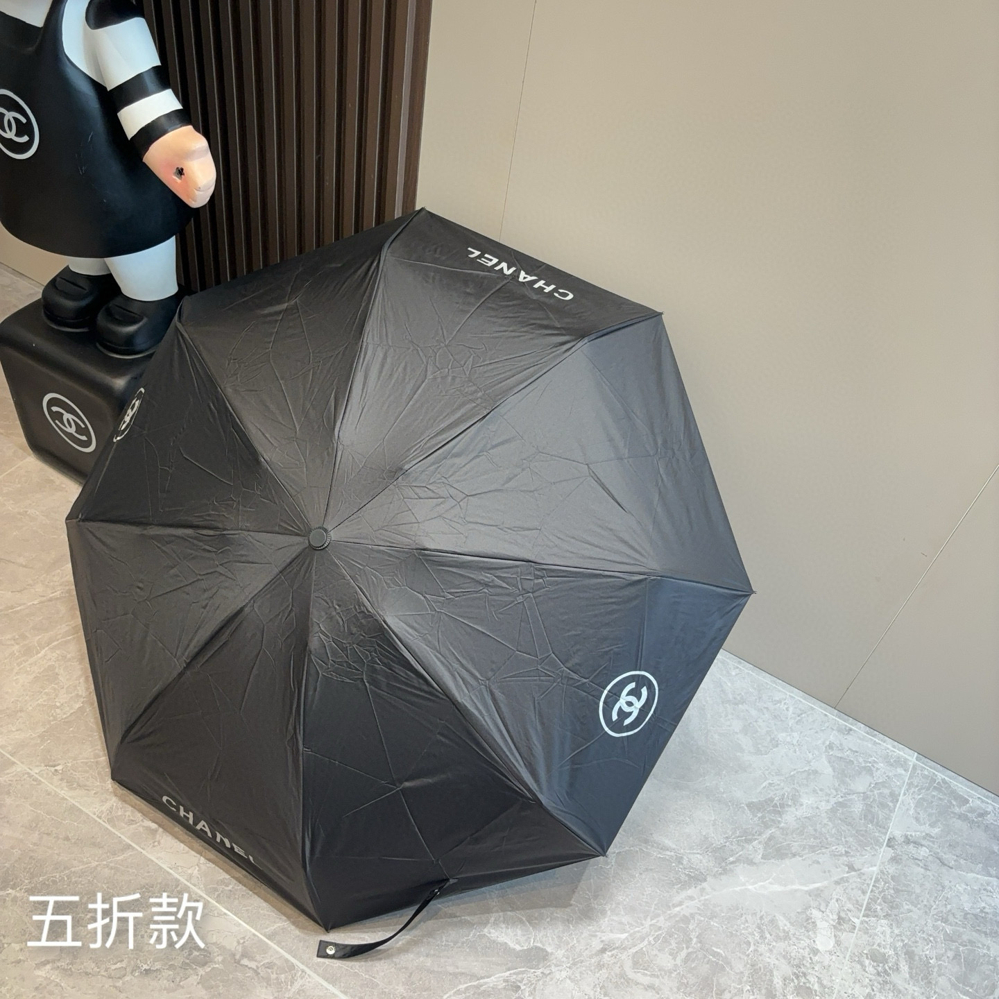  CHANEL（香奈儿）五折手开折叠晴雨伞 集合香奈儿灵魂LOGO为一体的设计风格高雅奢华 带在身上带来