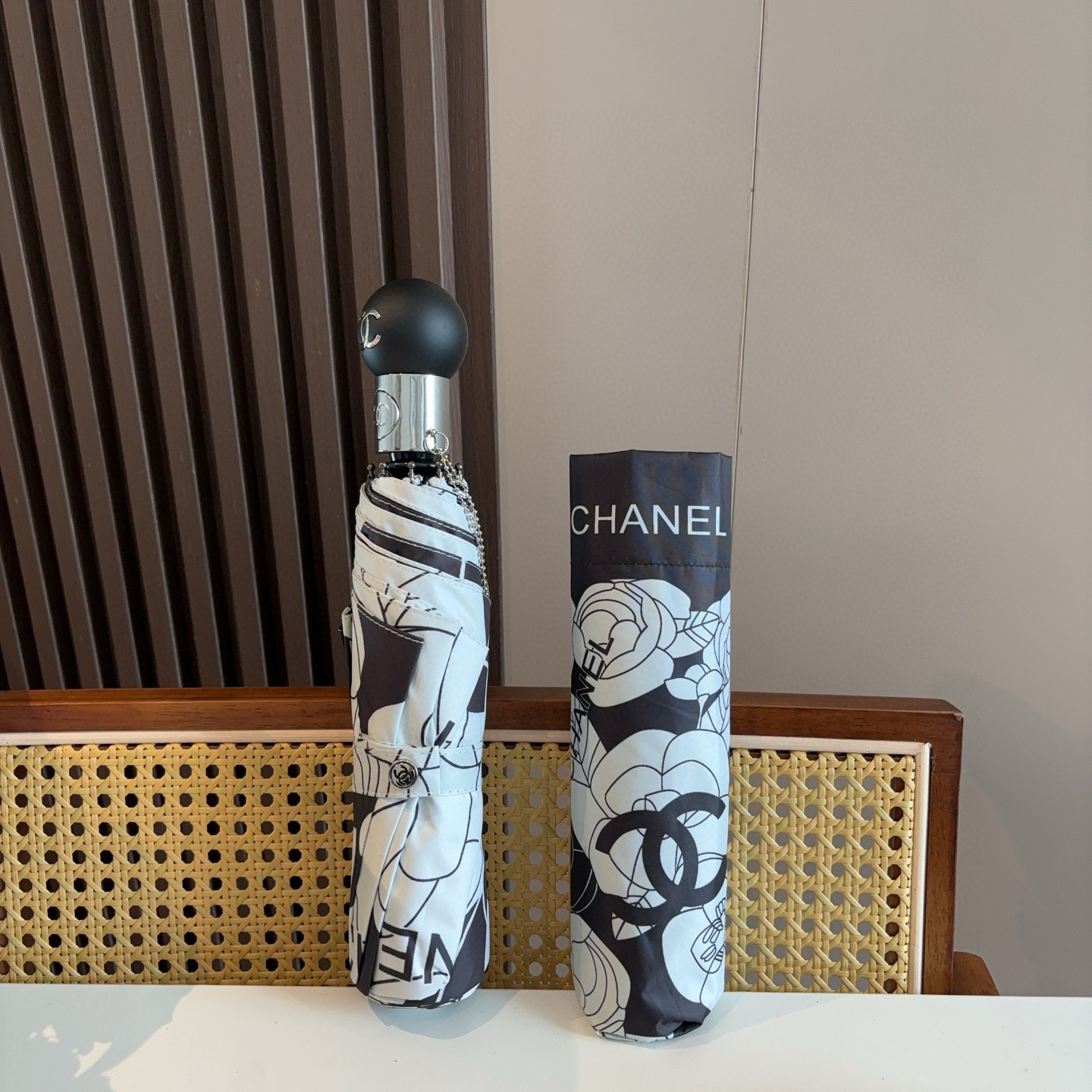  CHANEL（香奈儿）三折自动折叠晴雨伞 集合香奈儿灵魂LOGO为一体的设计风格高雅奢华 带在身上带来