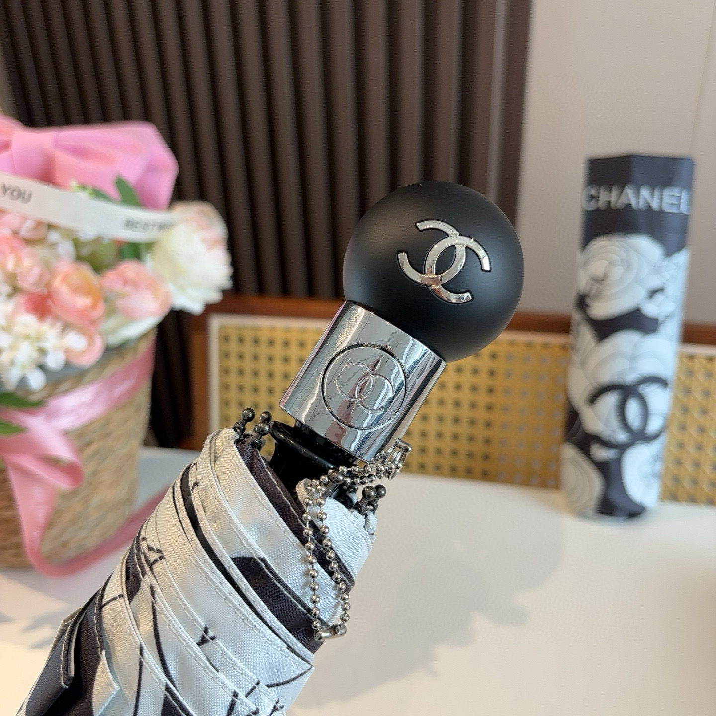  CHANEL（香奈儿）三折自动折叠晴雨伞 集合香奈儿灵魂LOGO为一体的设计风格高雅奢华 带在身上带来