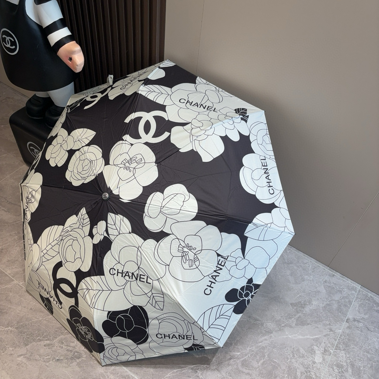  CHANEL（香奈儿）三折自动折叠晴雨伞 集合香奈儿灵魂LOGO为一体的设计风格高雅奢华 带在身上带来