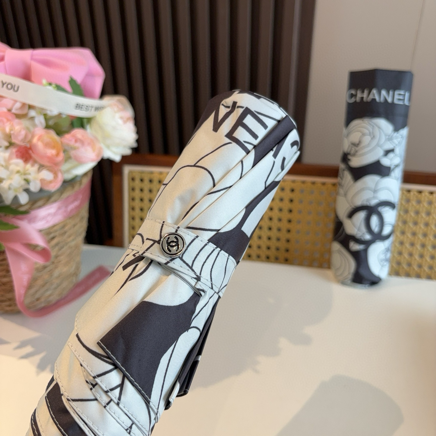  CHANEL（香奈儿）三折自动折叠晴雨伞 集合香奈儿灵魂LOGO为一体的设计风格高雅奢华 带在身上带来