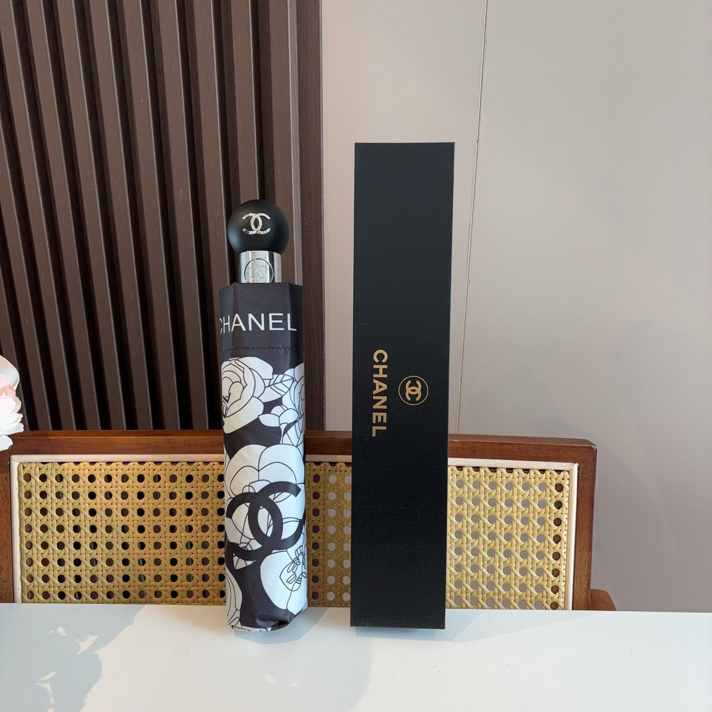  CHANEL（香奈儿）三折自动折叠晴雨伞 集合香奈儿灵魂LOGO为一体的设计风格高雅奢华 带在身上带来