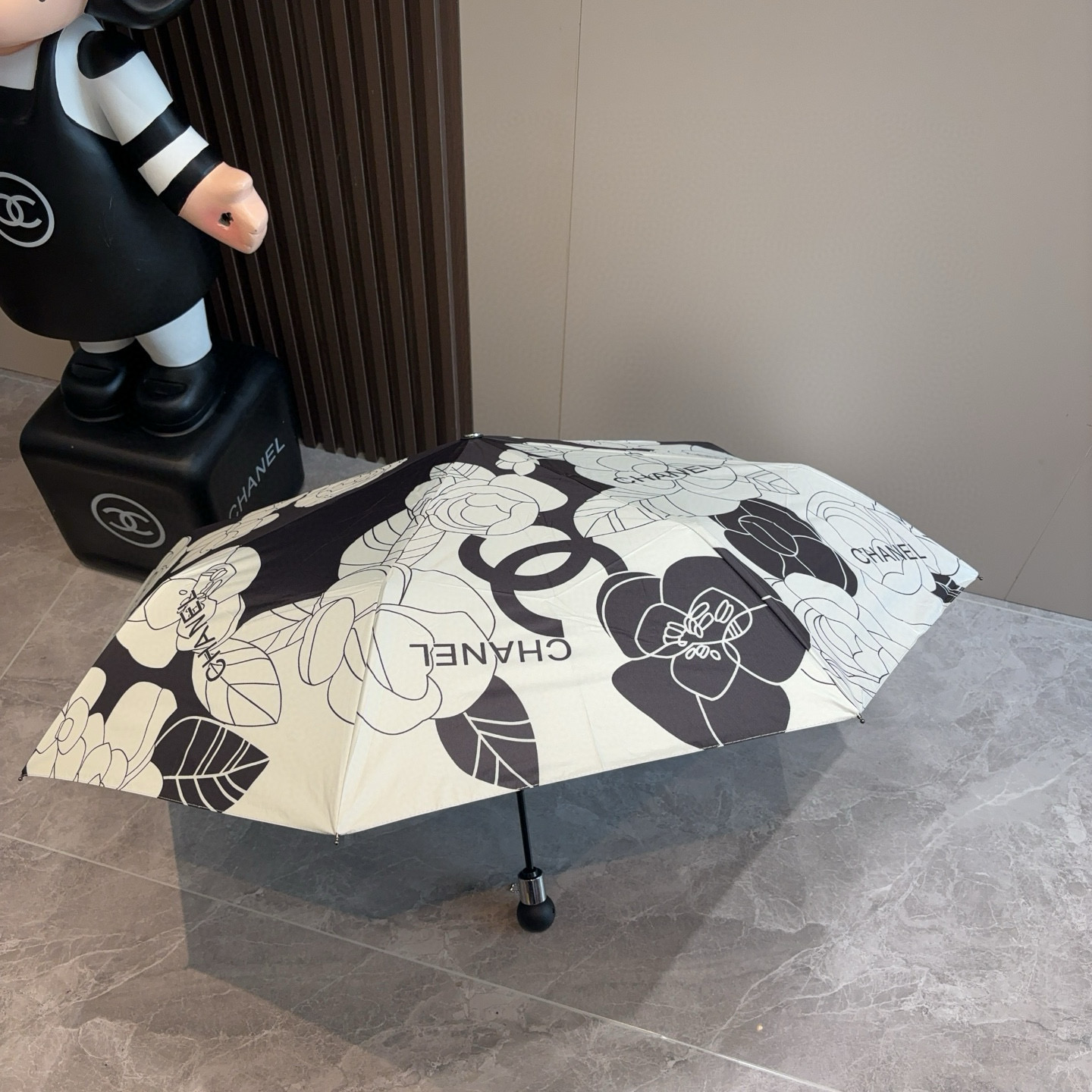  CHANEL（香奈儿）三折自动折叠晴雨伞 集合香奈儿灵魂LOGO为一体的设计风格高雅奢华 带在身上带来