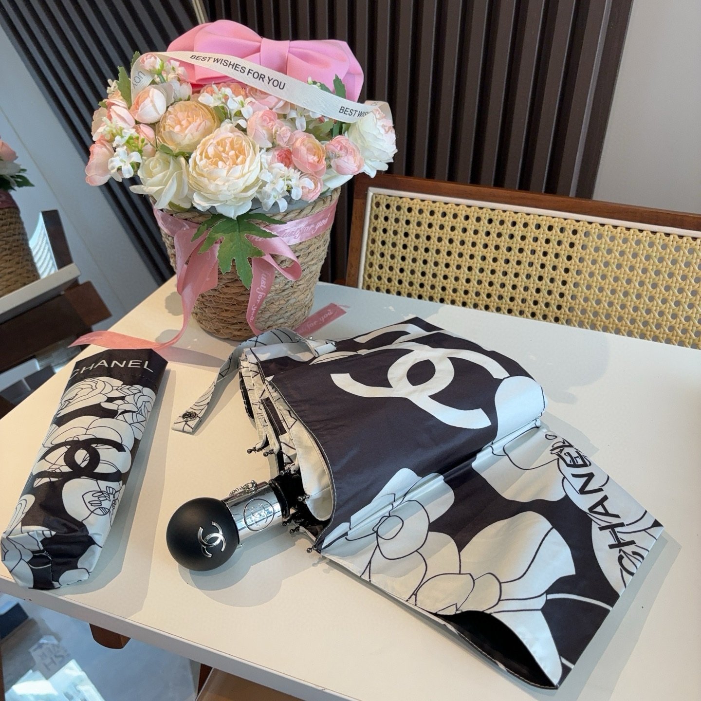  CHANEL（香奈儿）三折自动折叠晴雨伞 集合香奈儿灵魂LOGO为一体的设计风格高雅奢华 带在身上带来