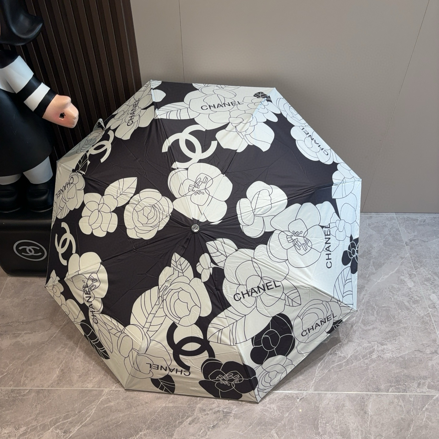  CHANEL（香奈儿）三折自动折叠晴雨伞 集合香奈儿灵魂LOGO为一体的设计风格高雅奢华 带在身上带来