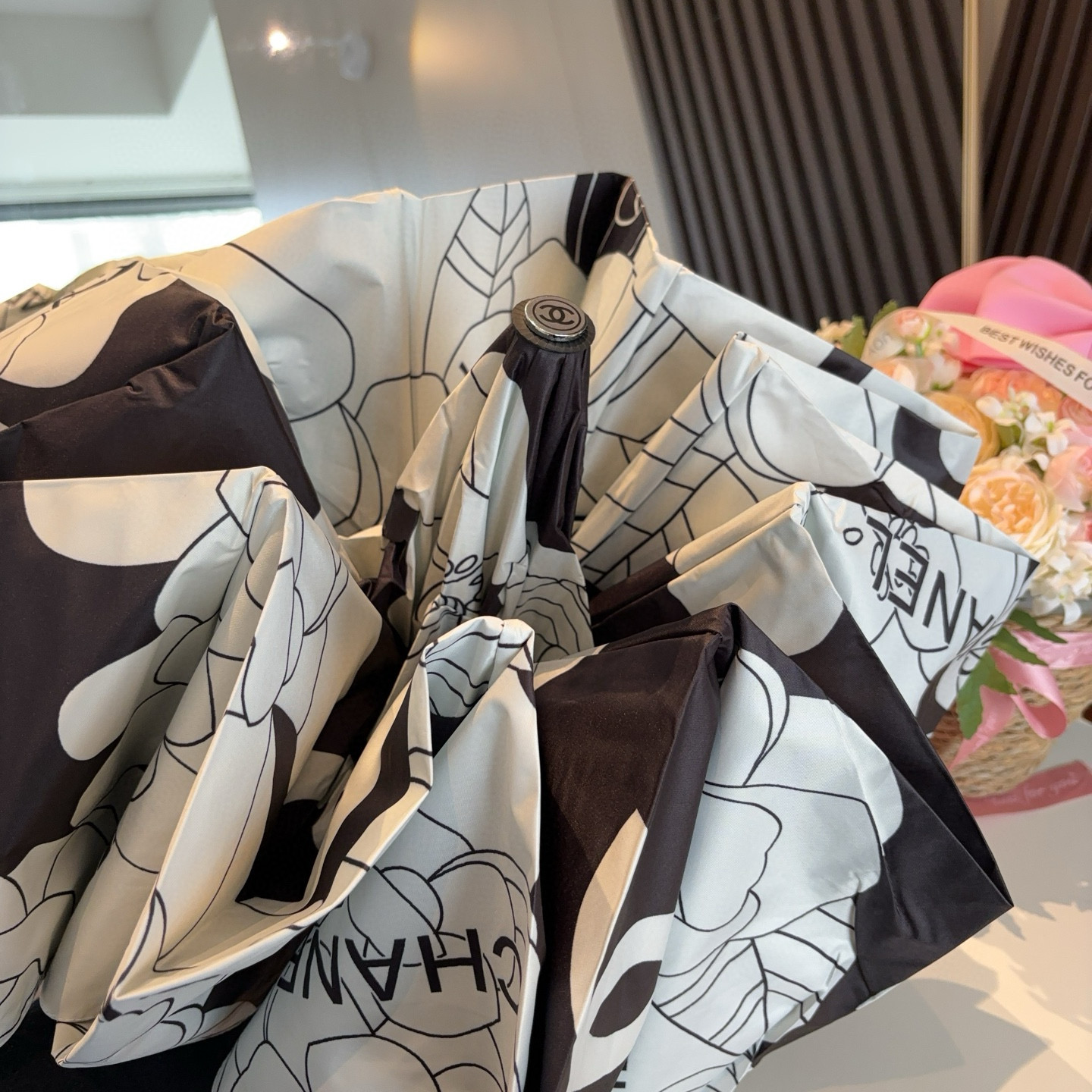  CHANEL（香奈儿）三折自动折叠晴雨伞 集合香奈儿灵魂LOGO为一体的设计风格高雅奢华 带在身上带来