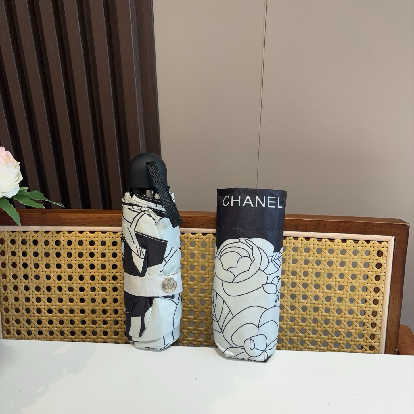  CHANEL（香奈儿）五折手开折叠晴雨伞 集合香奈儿灵魂LOGO为一体的设计风格高雅奢华 带在身上带来