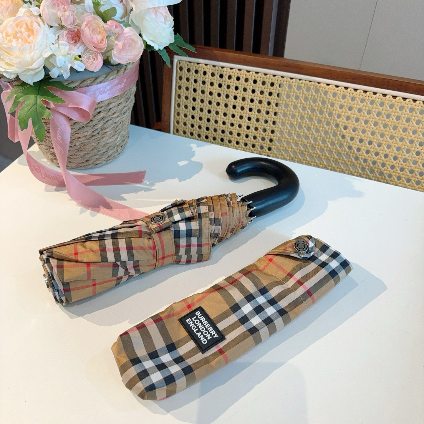  BURBERRY（巴宝莉）配手提袋整套礼盒包装 原单 经典圆形手柄搭配高端皮革 手感超级棒 原版包装无