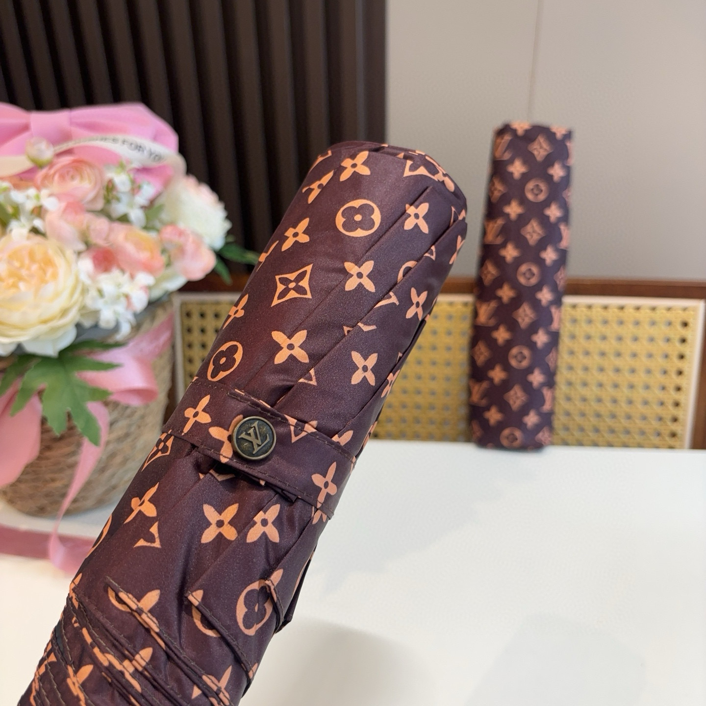 LOUIS VUITTON （路易威登）新款 三折自动折叠晴雨伞 新涂层技术深色伞面 拥有令人惊喜的遮光