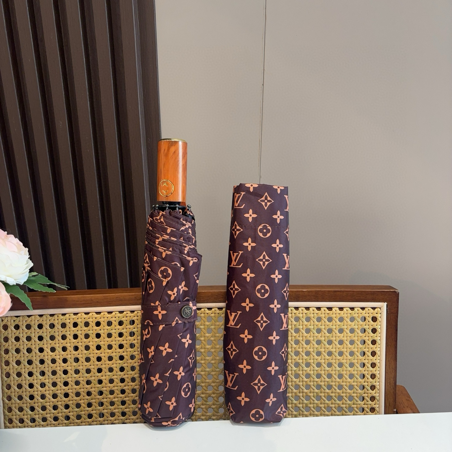 LOUIS VUITTON （路易威登）新款 三折自动折叠晴雨伞 新涂层技术深色伞面 拥有令人惊喜的遮光