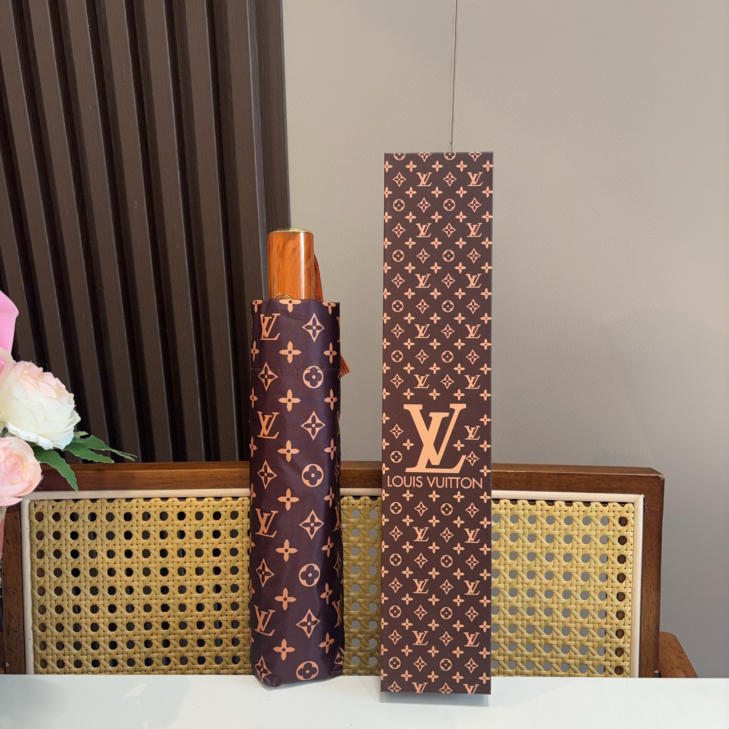 LOUIS VUITTON （路易威登）新款 三折自动折叠晴雨伞 新涂层技术深色伞面 拥有令人惊喜的遮光