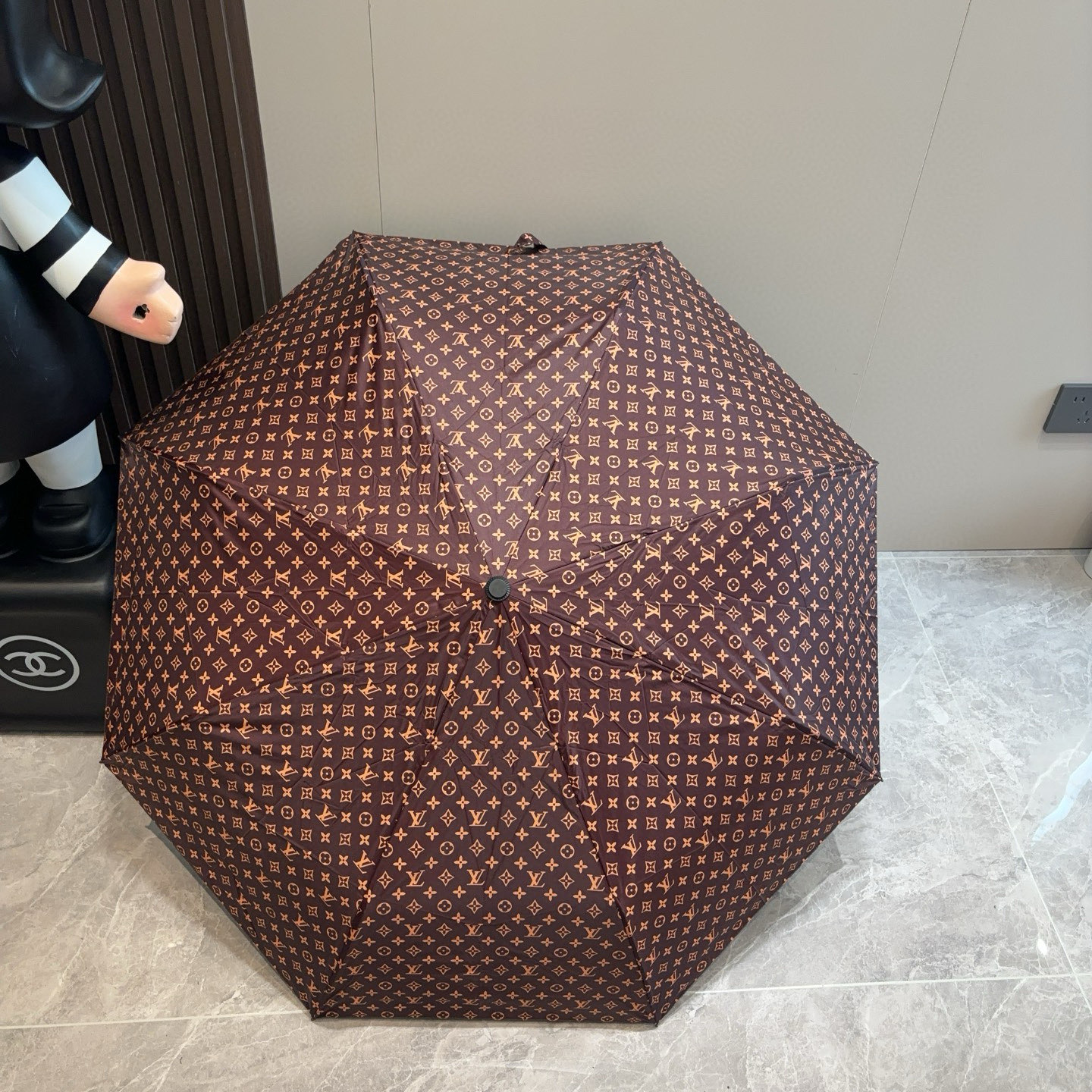 LOUIS VUITTON （路易威登）新款 三折自动折叠晴雨伞 新涂层技术深色伞面 拥有令人惊喜的遮光