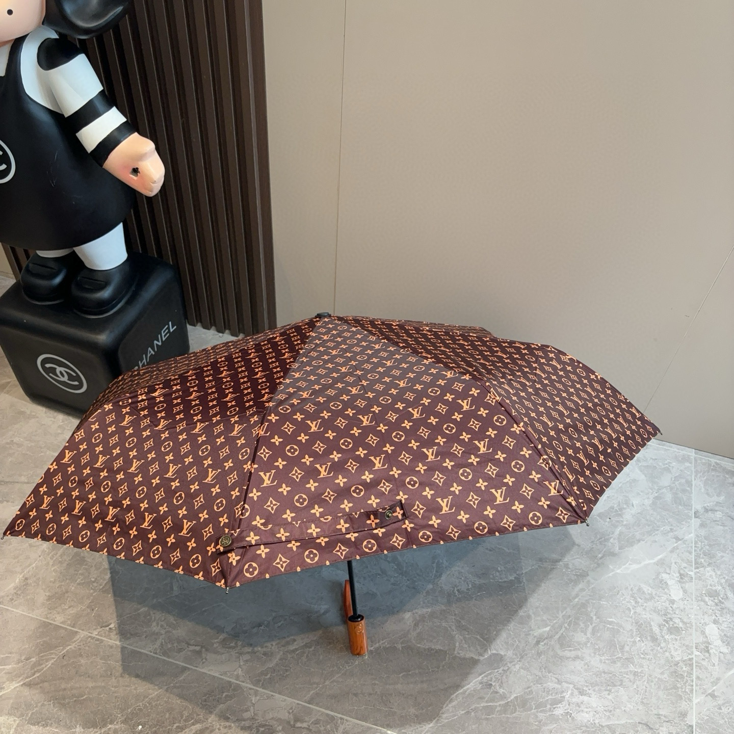 LOUIS VUITTON （路易威登）新款 三折自动折叠晴雨伞 新涂层技术深色伞面 拥有令人惊喜的遮光