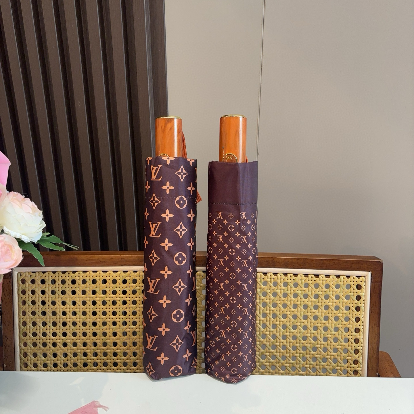 LOUIS VUITTON （路易威登）新款 三折自动折叠晴雨伞 新涂层技术深色伞面 拥有令人惊喜的遮光