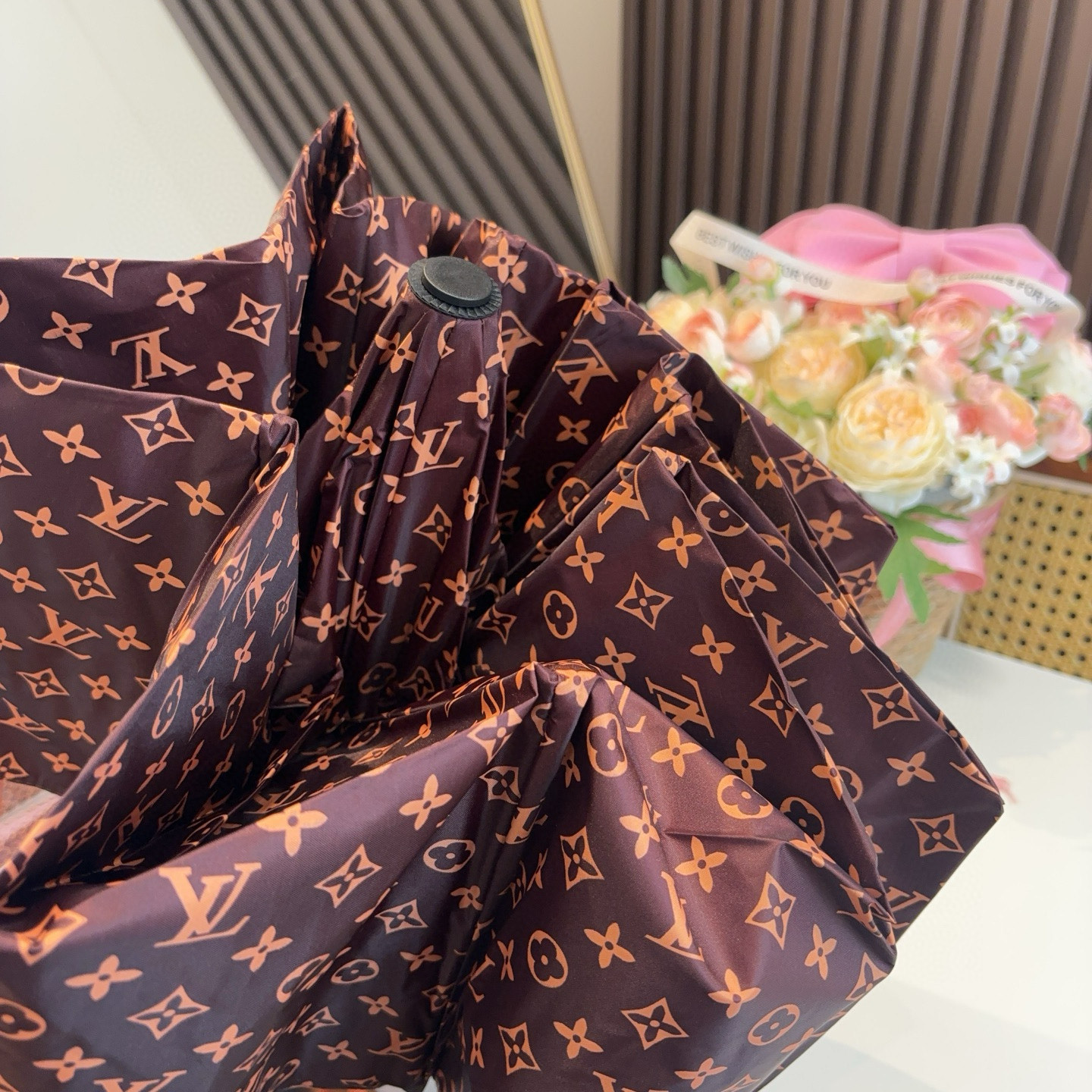 LOUIS VUITTON （路易威登）新款 三折自动折叠晴雨伞 新涂层技术深色伞面 拥有令人惊喜的遮光