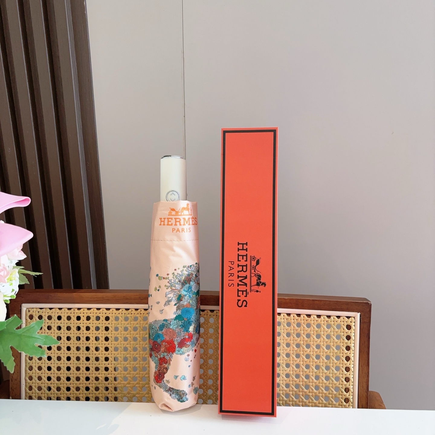 爱马仕（Hermès）   新款 极品H家三折自动伞重磅呈现 以其精湛的工艺技术和源源不断的想像力 新涂