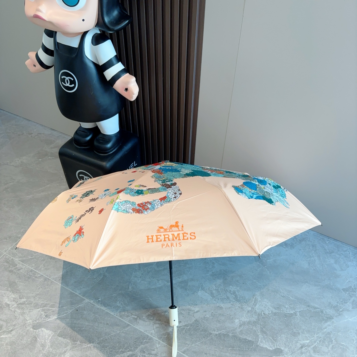爱马仕（Hermès）   新款 极品H家三折自动伞重磅呈现 以其精湛的工艺技术和源源不断的想像力 新涂