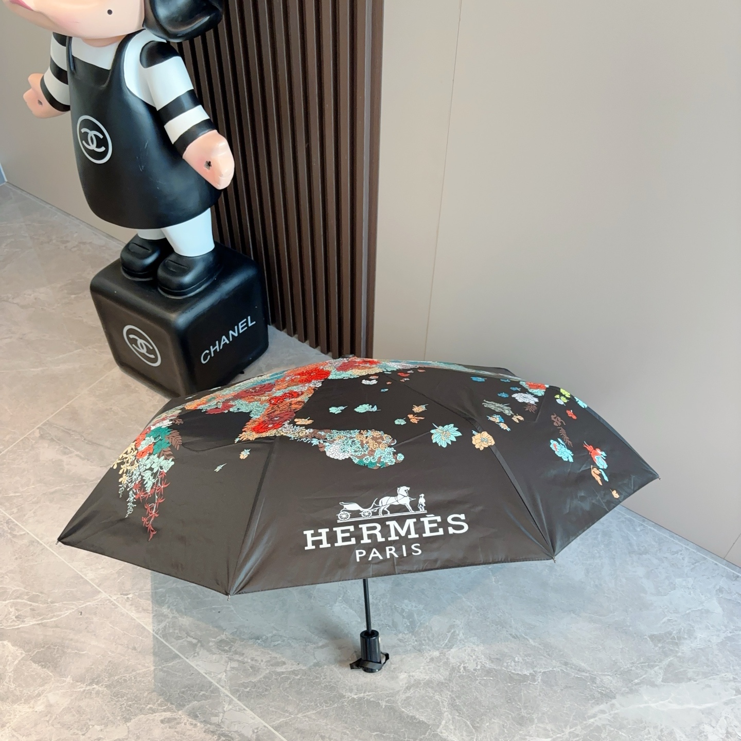 爱马仕（Hermès）   新款 极品H家三折自动伞重磅呈现 以其精湛的工艺技术和源源不断的想像力 新涂