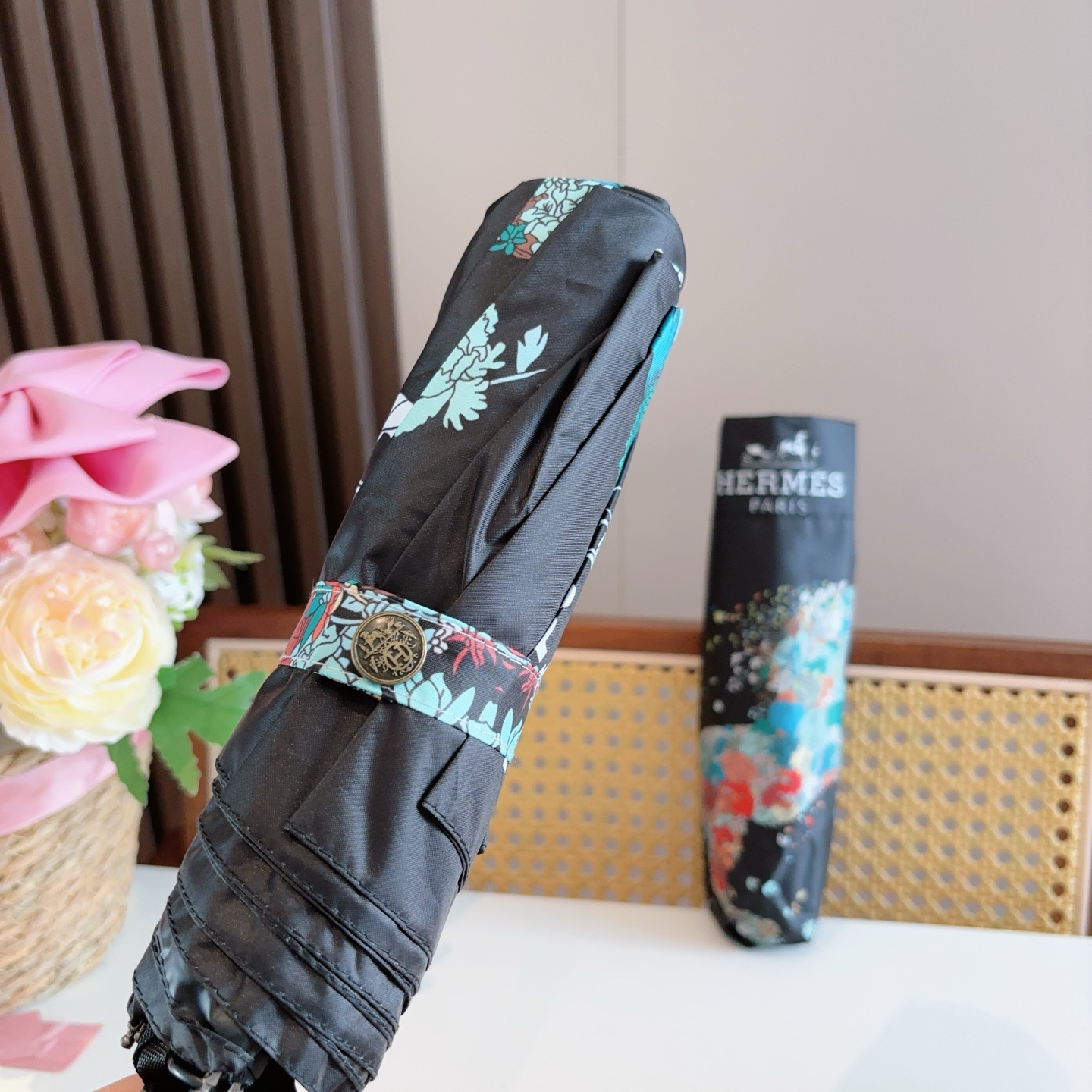 爱马仕（Hermès）   新款 极品H家三折自动伞重磅呈现 以其精湛的工艺技术和源源不断的想像力 新涂