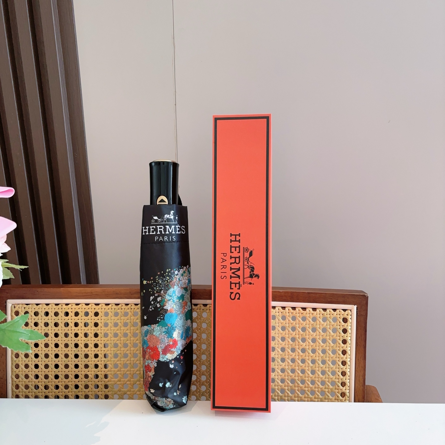 爱马仕（Hermès）   新款 极品H家三折自动伞重磅呈现 以其精湛的工艺技术和源源不断的想像力 新涂