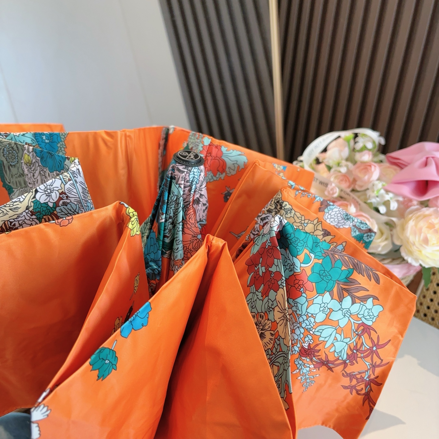 爱马仕（Hermès）   新款 极品H家三折自动伞重磅呈现 以其精湛的工艺技术和源源不断的想像力 新涂