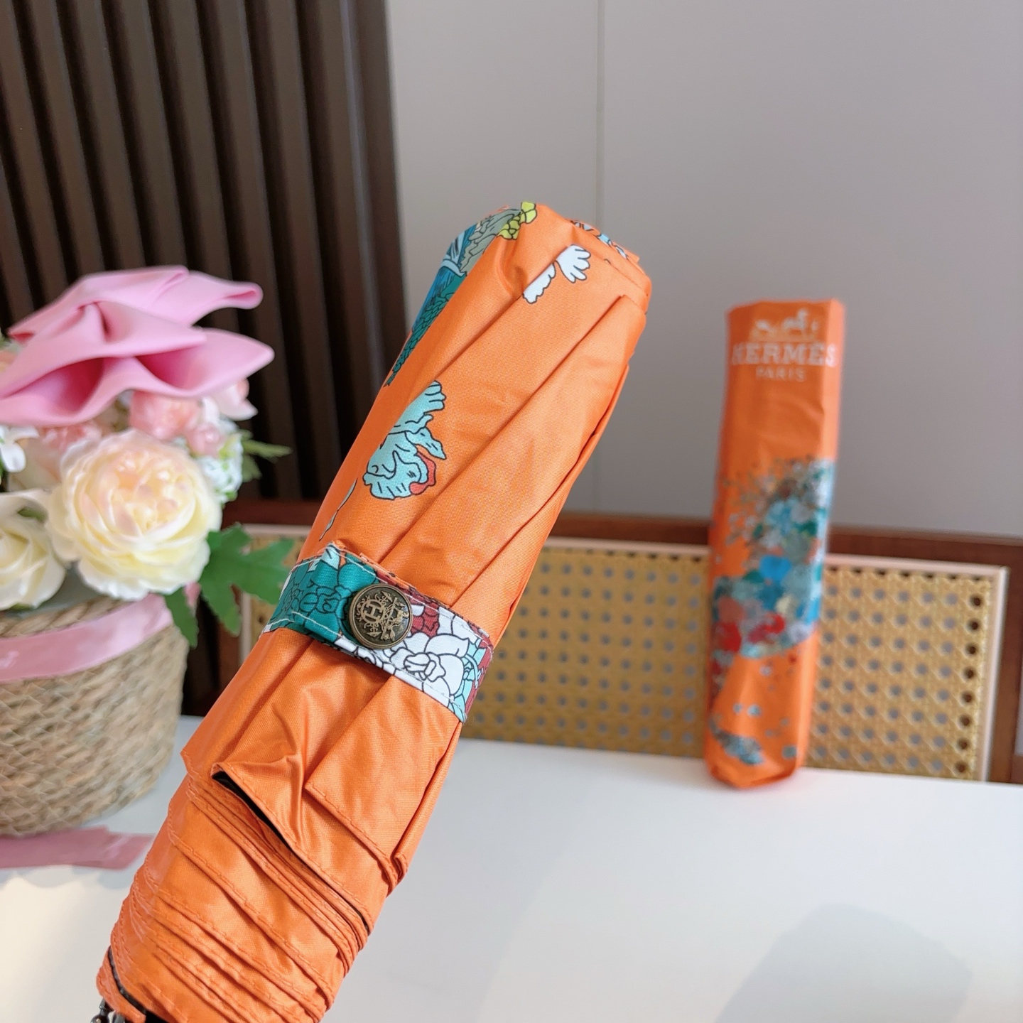 爱马仕（Hermès）   新款 极品H家三折自动伞重磅呈现 以其精湛的工艺技术和源源不断的想像力 新涂