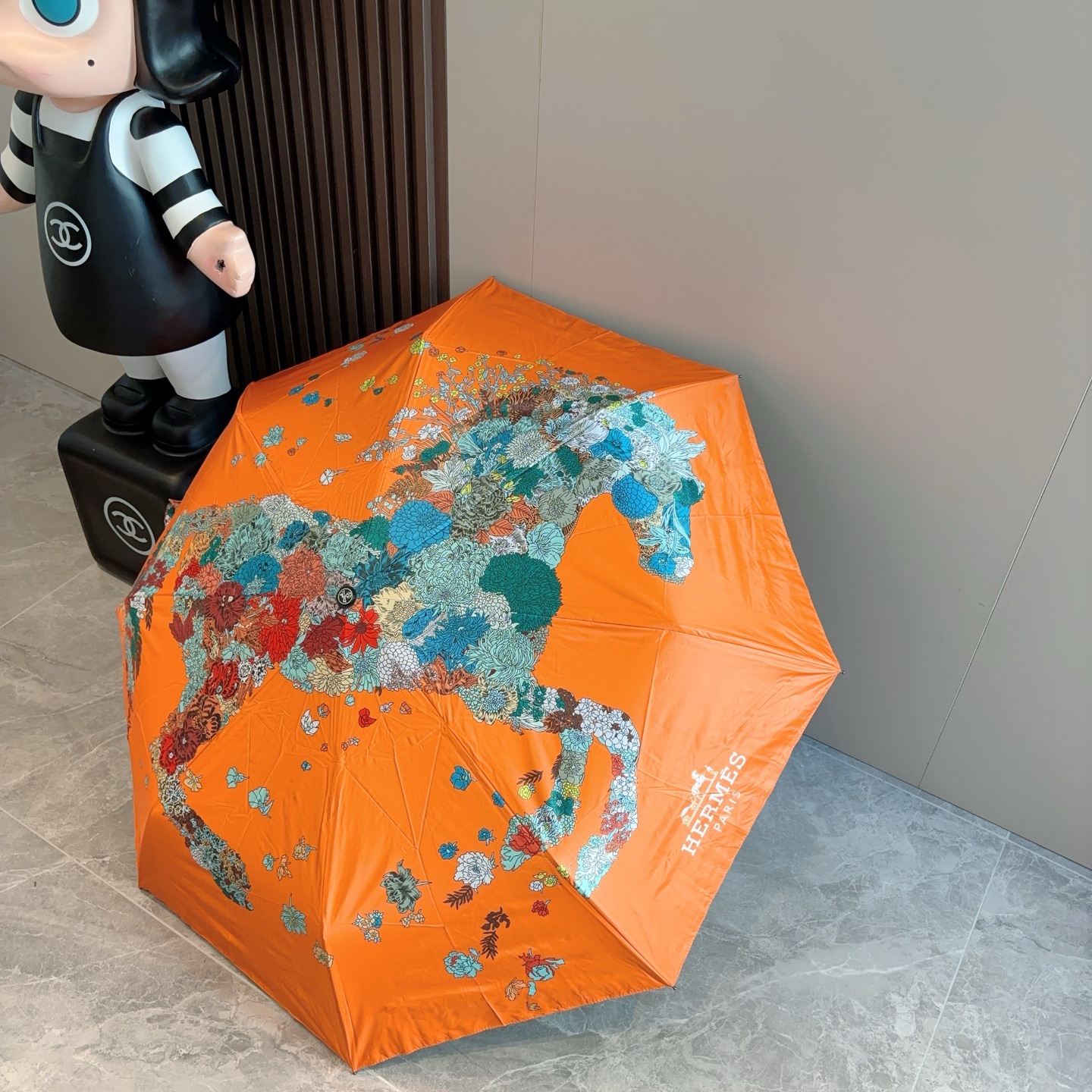 爱马仕（Hermès）   新款 极品H家三折自动伞重磅呈现 以其精湛的工艺技术和源源不断的想像力 新涂
