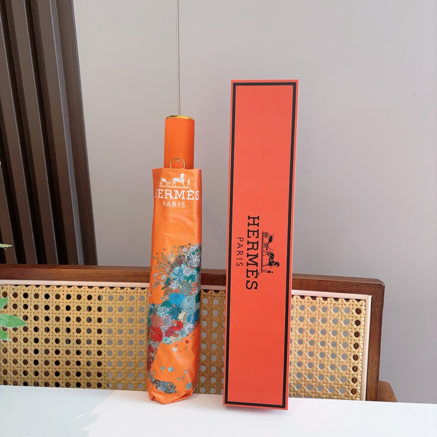 爱马仕（Hermès）   新款 极品H家三折自动伞重磅呈现 以其精湛的工艺技术和源源不断的想像力 新涂