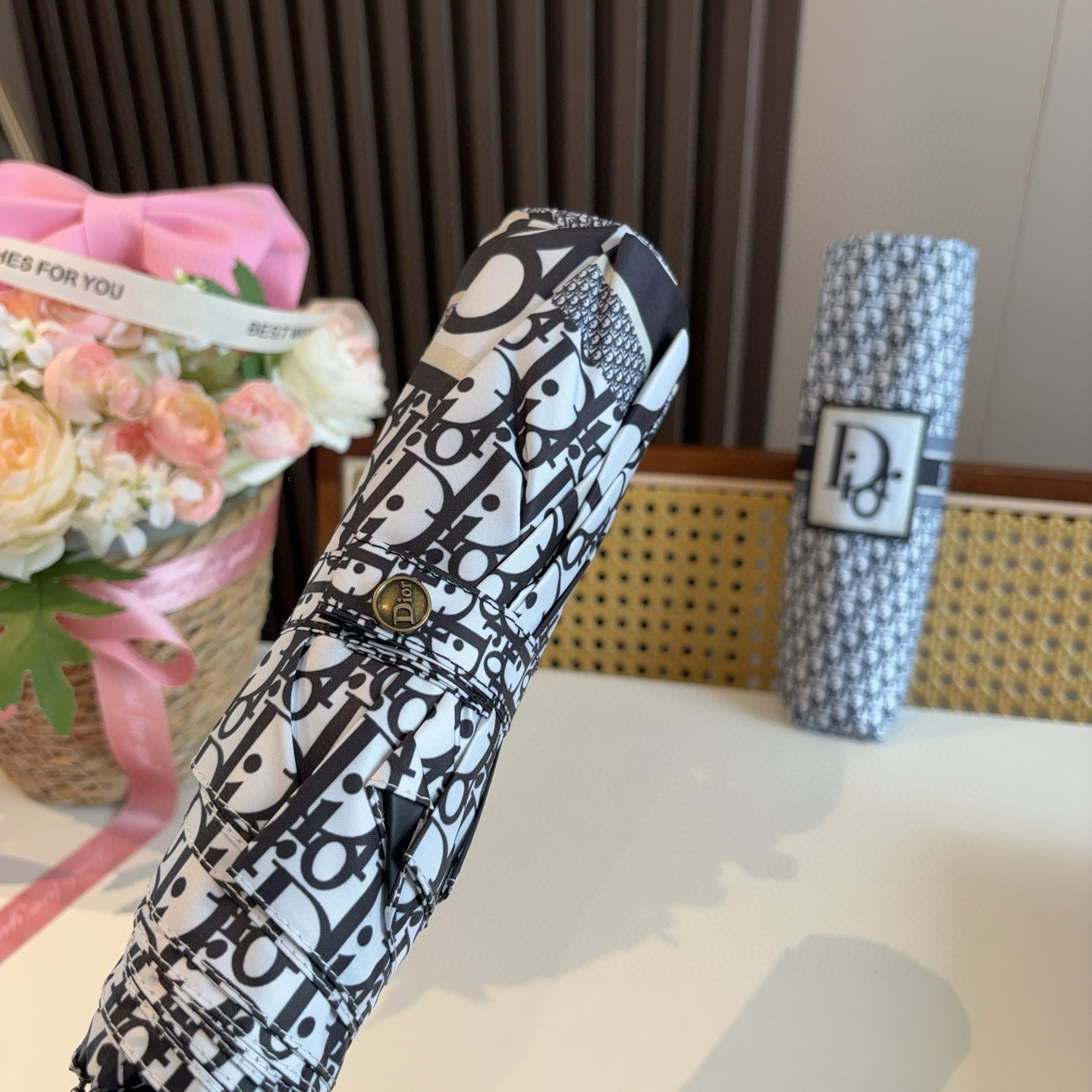  DIOR（迪奥） 三折自动折叠晴雨伞  时尚原单代工品质 细节精致 看得见的品质 打破一成不变 色泽纯