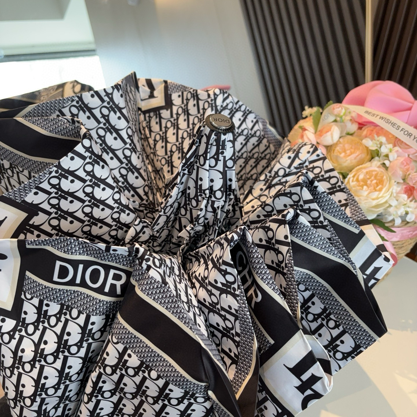  DIOR（迪奥） 三折自动折叠晴雨伞  时尚原单代工品质 细节精致 看得见的品质 打破一成不变 色泽纯