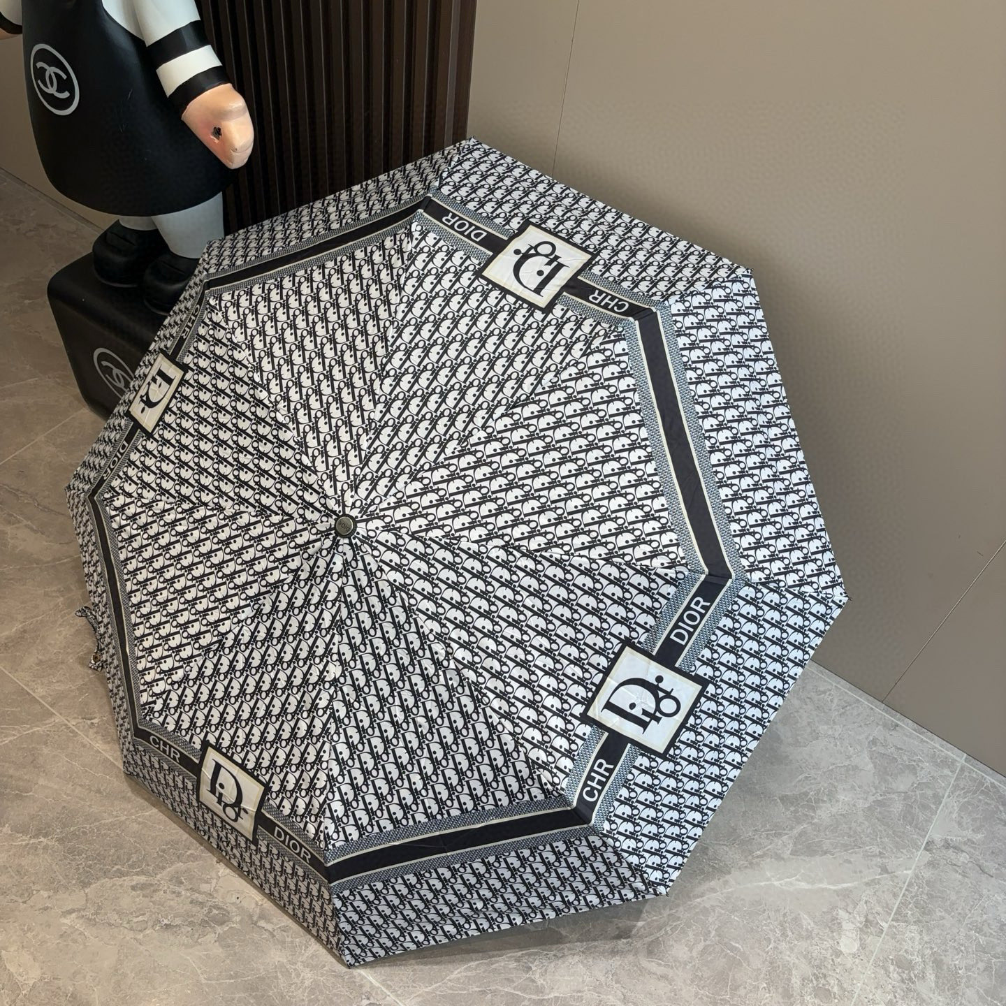  DIOR（迪奥） 三折自动折叠晴雨伞  时尚原单代工品质 细节精致 看得见的品质 打破一成不变 色泽纯