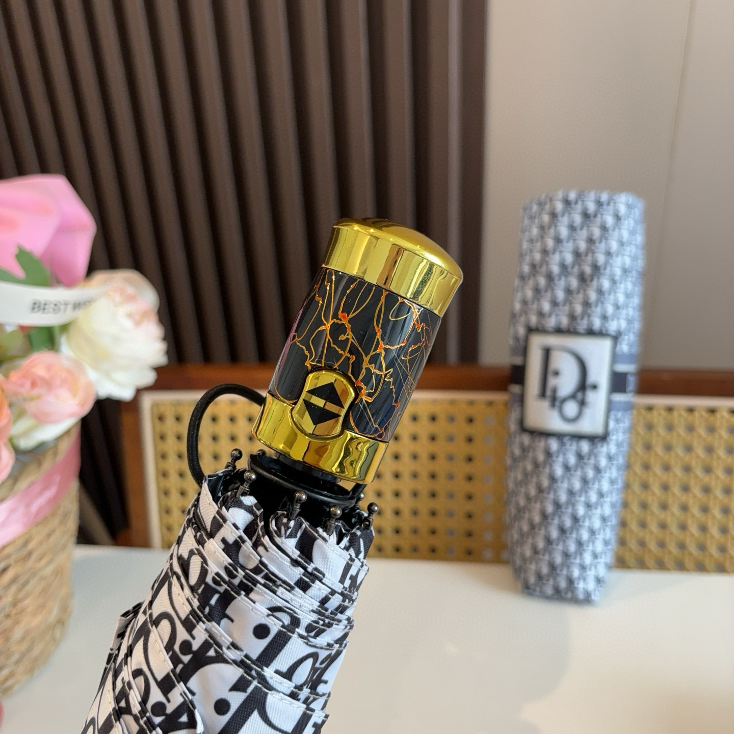  DIOR（迪奥） 三折自动折叠晴雨伞  时尚原单代工品质 细节精致 看得见的品质 打破一成不变 色泽纯