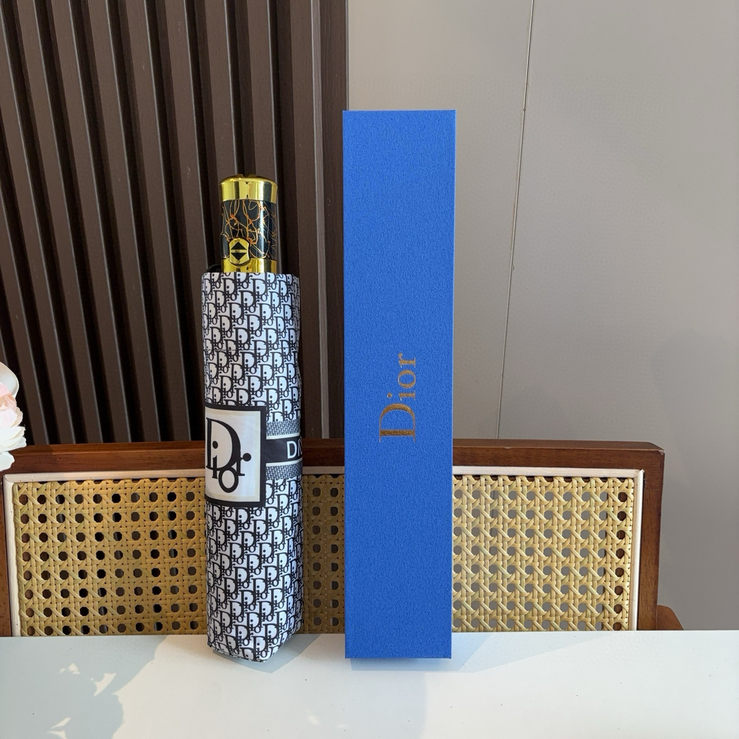  DIOR（迪奥） 三折自动折叠晴雨伞  时尚原单代工品质 细节精致 看得见的品质 打破一成不变 色泽纯