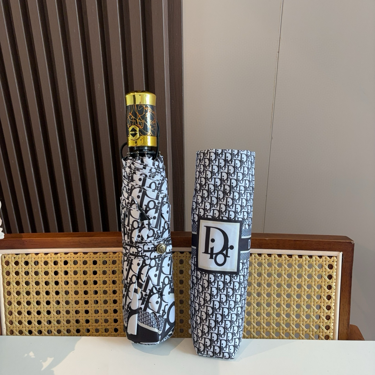  DIOR（迪奥） 三折自动折叠晴雨伞  时尚原单代工品质 细节精致 看得见的品质 打破一成不变 色泽纯
