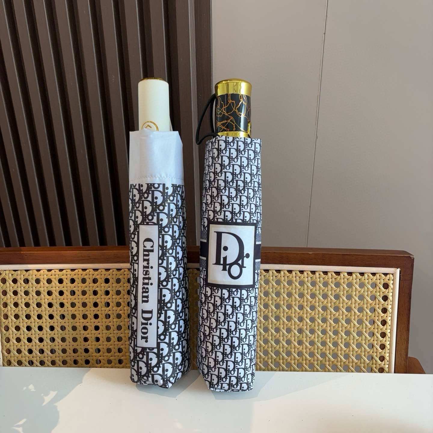  DIOR（迪奥） 三折自动折叠晴雨伞  时尚原单代工品质 细节精致 看得见的品质 打破一成不变 色泽纯