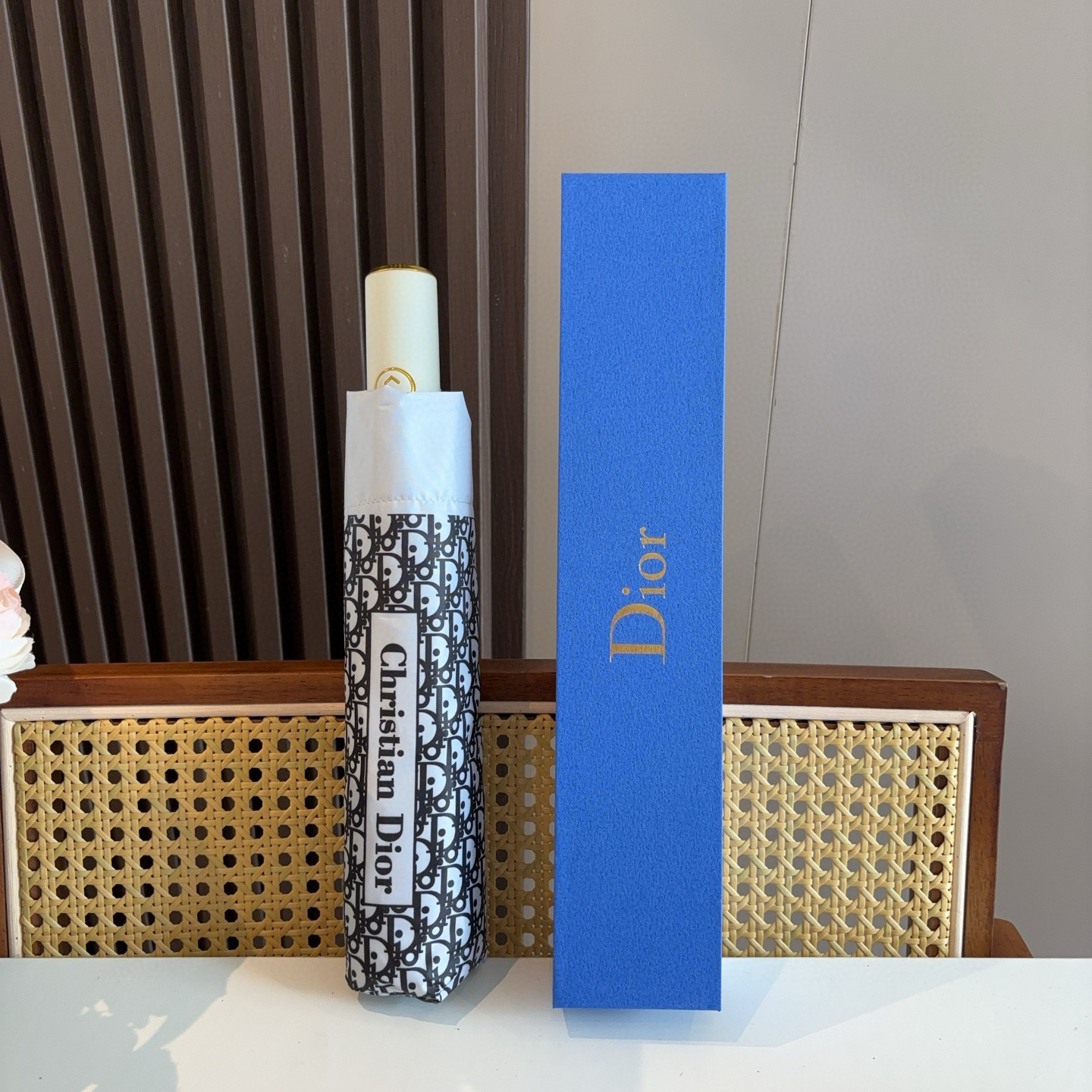  DIOR（迪奥） 三折自动折叠晴雨伞  时尚原单代工品质 细节精致 看得见的品质 打破一成不变 色泽纯