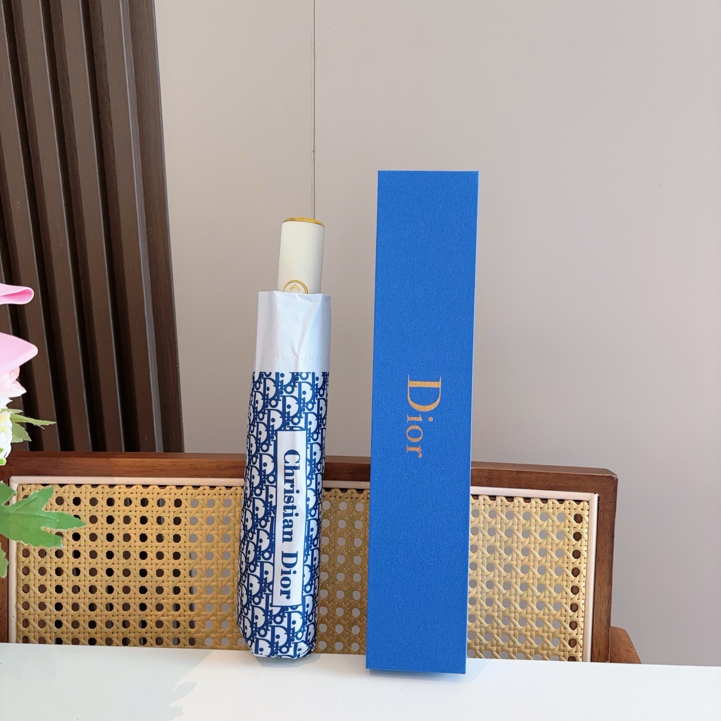 DIOR（迪奥） 三折自动折叠晴雨伞  时尚原单代工品质 细节精致 看得见的品质 打破一成不变 色泽纯