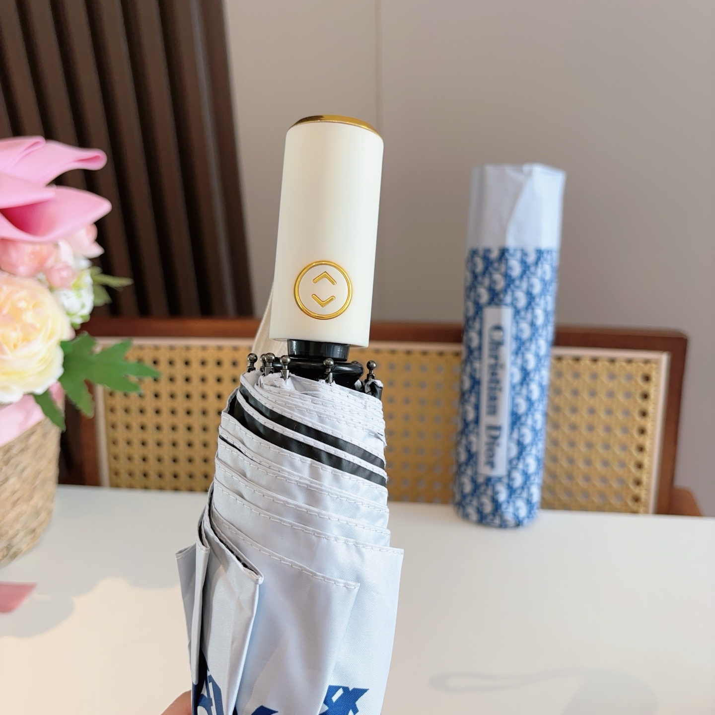  DIOR（迪奥） 三折自动折叠晴雨伞  时尚原单代工品质 细节精致 看得见的品质 打破一成不变 色泽纯