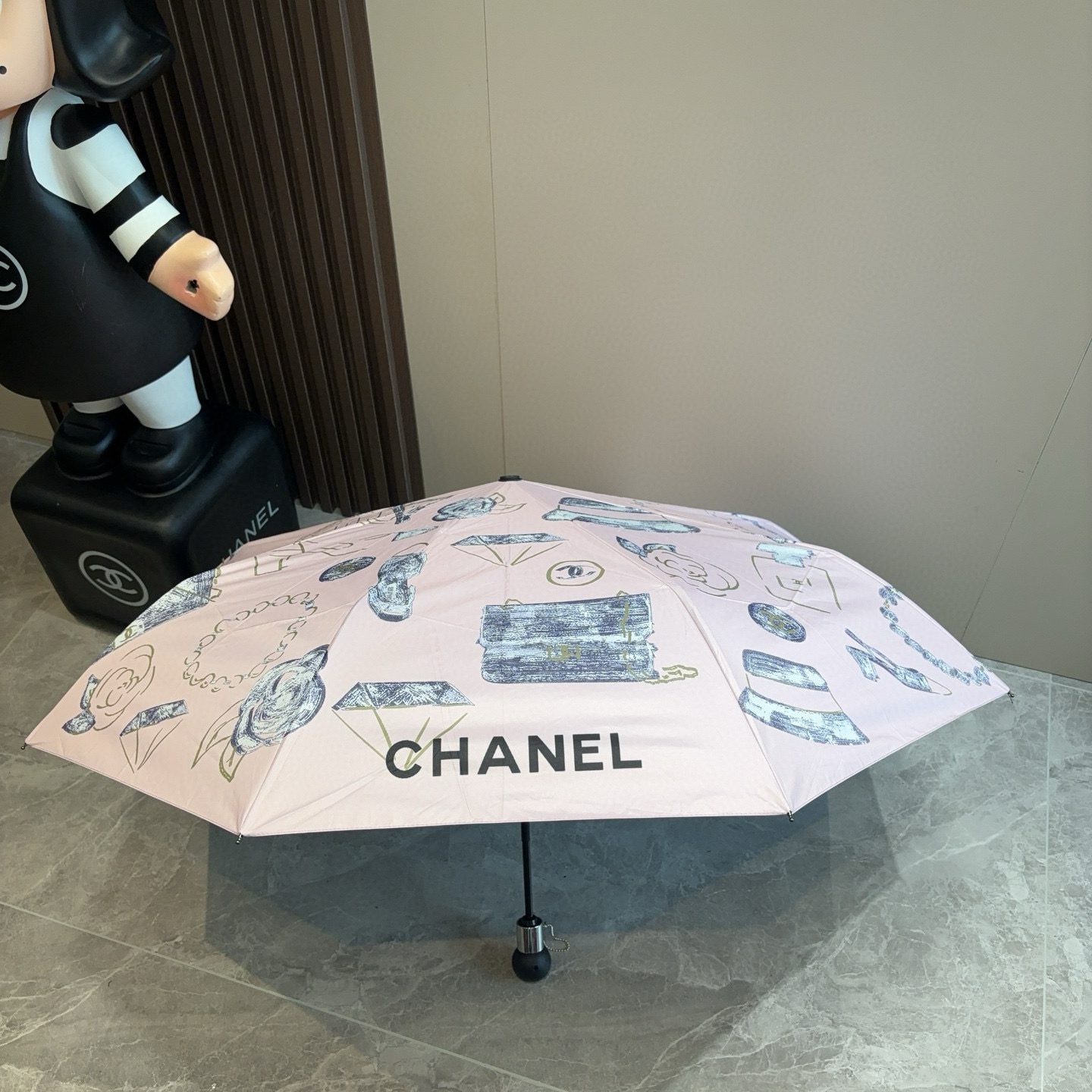 CHANEL（香奈儿）三折自动折叠晴雨伞 集合香奈儿灵魂LOGO为一体的设计风格高雅奢华 带在身上带来