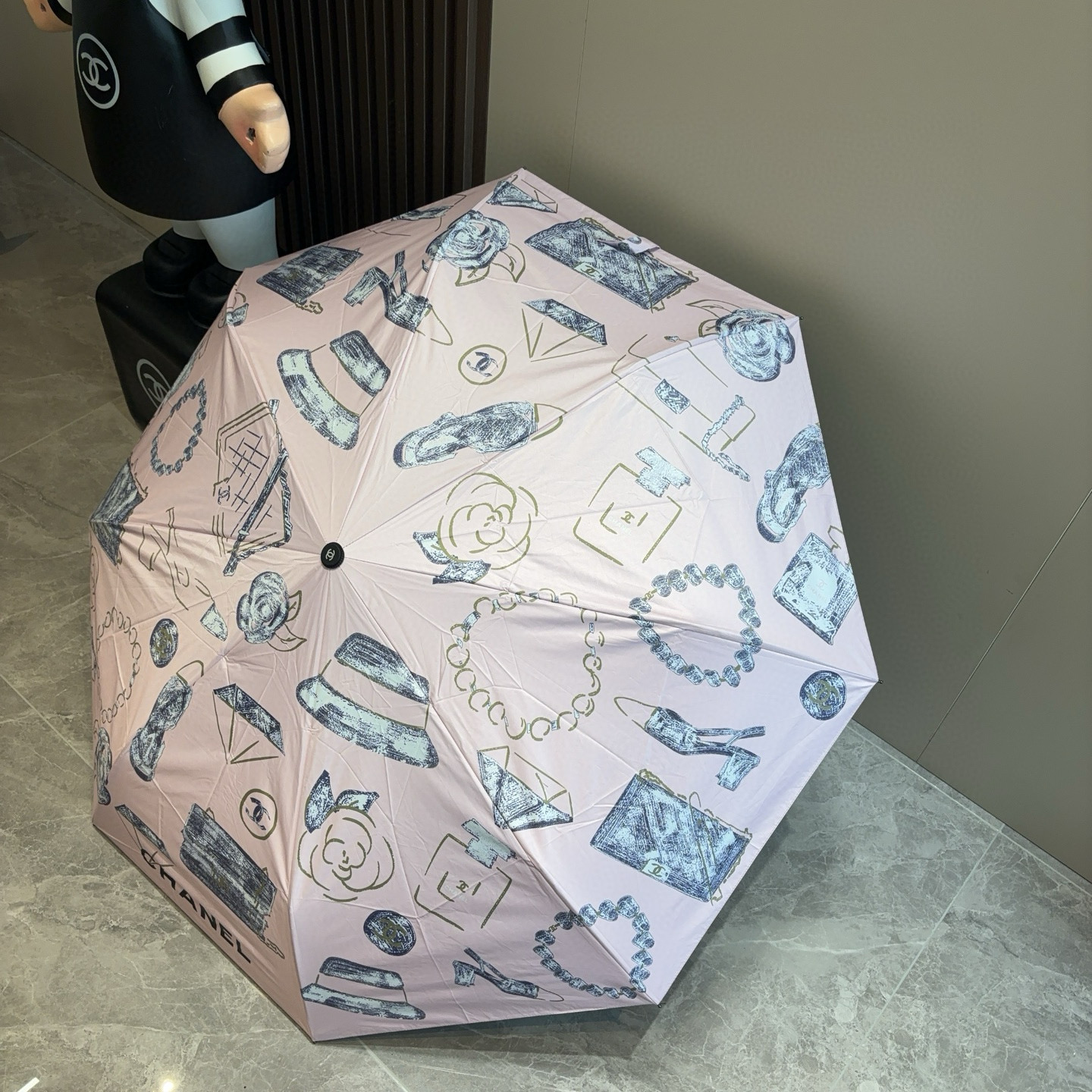  CHANEL（香奈儿）三折自动折叠晴雨伞 集合香奈儿灵魂LOGO为一体的设计风格高雅奢华 带在身上带来
