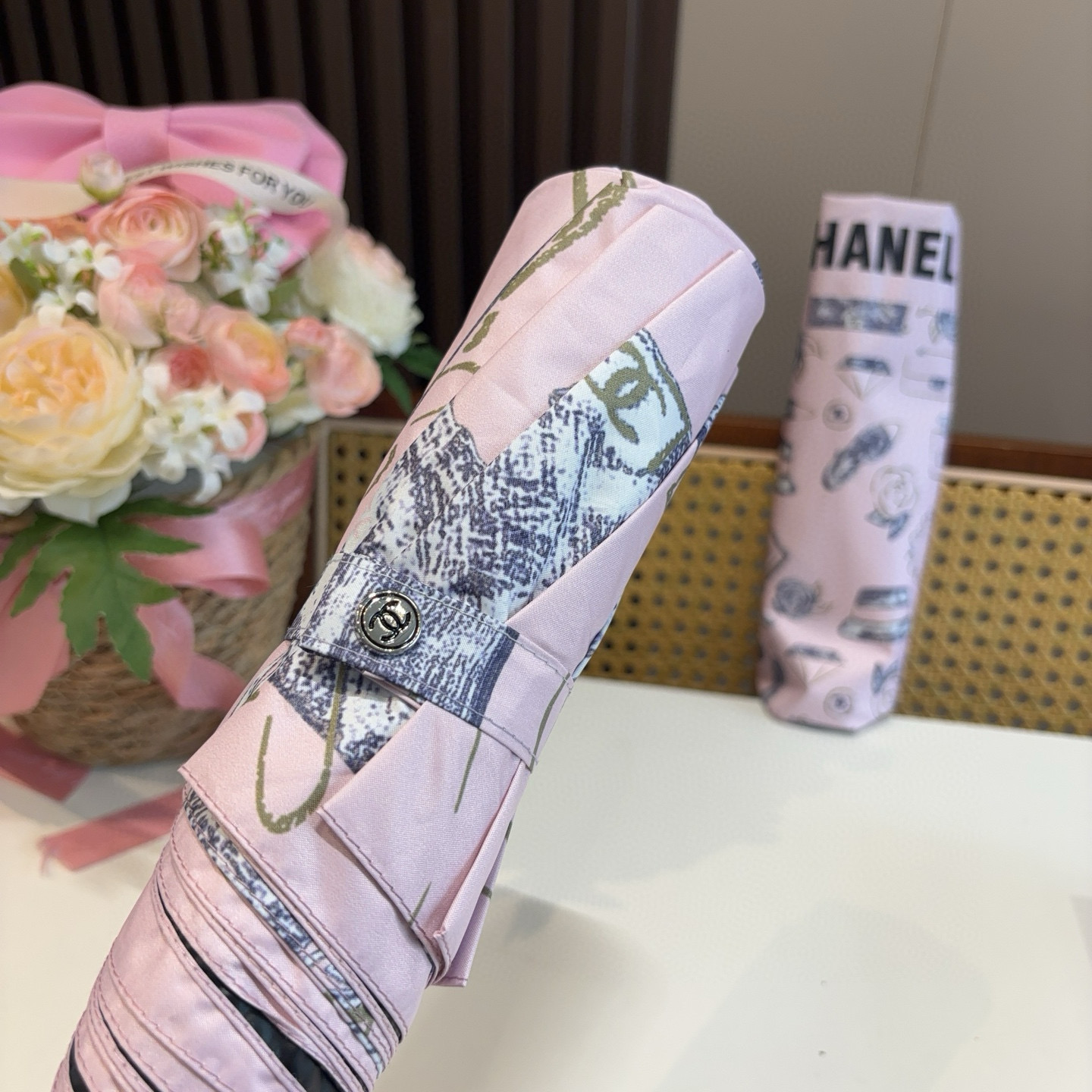  CHANEL（香奈儿）三折自动折叠晴雨伞 集合香奈儿灵魂LOGO为一体的设计风格高雅奢华 带在身上带来