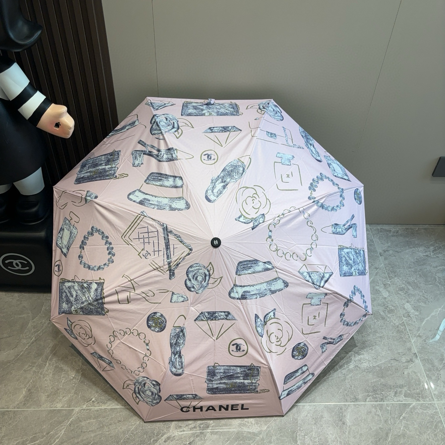  CHANEL（香奈儿）三折自动折叠晴雨伞 集合香奈儿灵魂LOGO为一体的设计风格高雅奢华 带在身上带来
