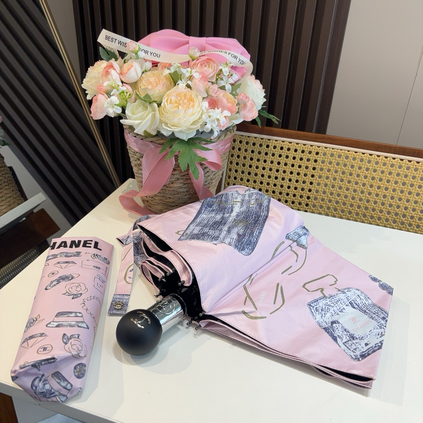  CHANEL（香奈儿）三折自动折叠晴雨伞 集合香奈儿灵魂LOGO为一体的设计风格高雅奢华 带在身上带来