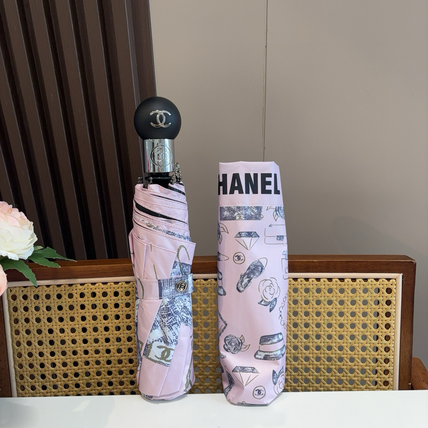  CHANEL（香奈儿）三折自动折叠晴雨伞 集合香奈儿灵魂LOGO为一体的设计风格高雅奢华 带在身上带来