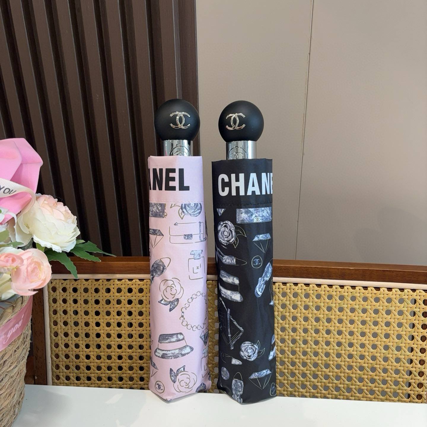  CHANEL（香奈儿）三折自动折叠晴雨伞 集合香奈儿灵魂LOGO为一体的设计风格高雅奢华 带在身上带来