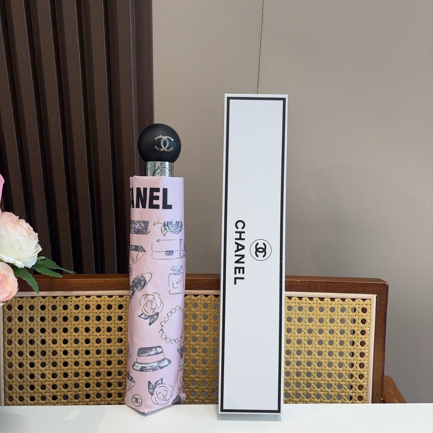  CHANEL（香奈儿）三折自动折叠晴雨伞 集合香奈儿灵魂LOGO为一体的设计风格高雅奢华 带在身上带来