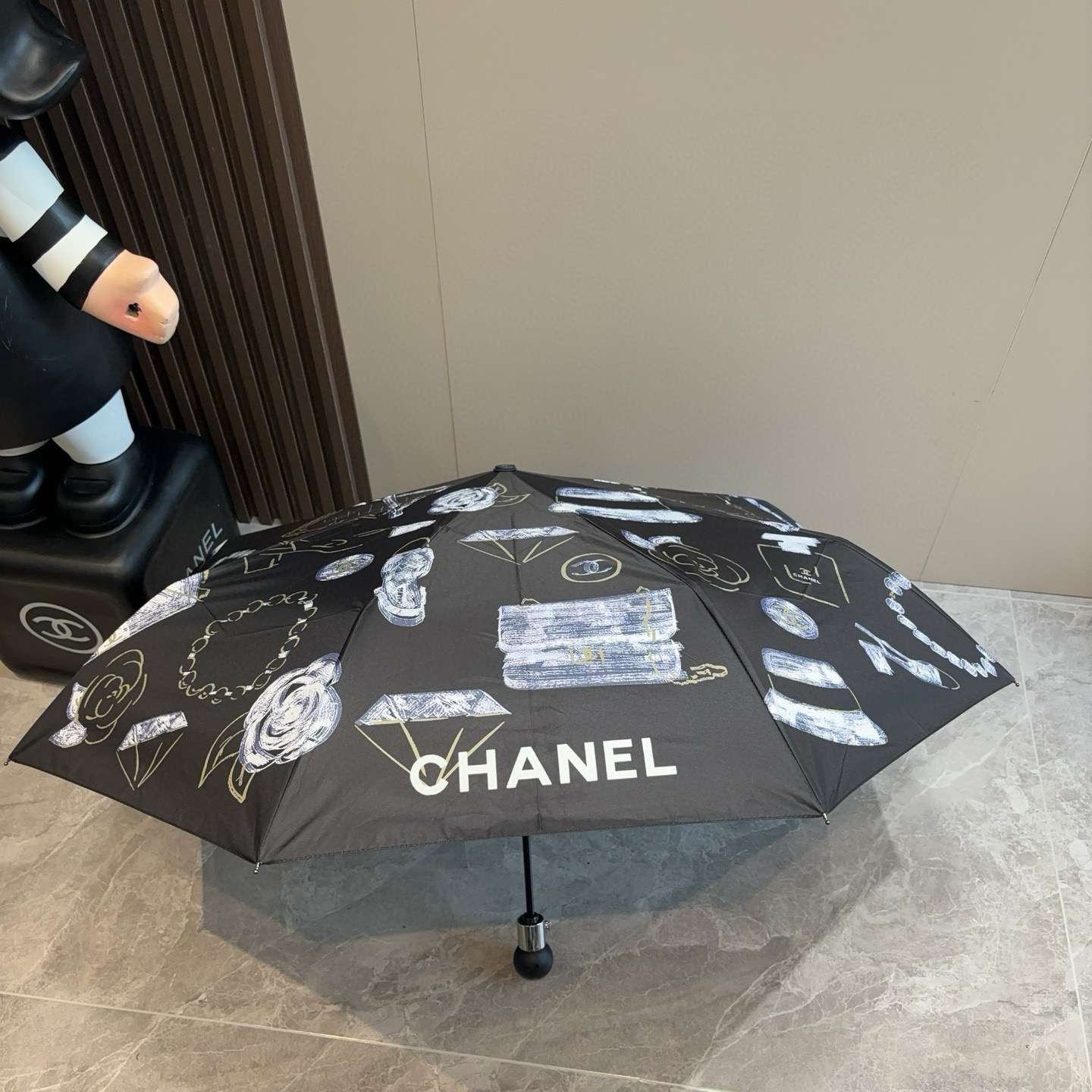  CHANEL（香奈儿）三折自动折叠晴雨伞 集合香奈儿灵魂LOGO为一体的设计风格高雅奢华 带在身上带来