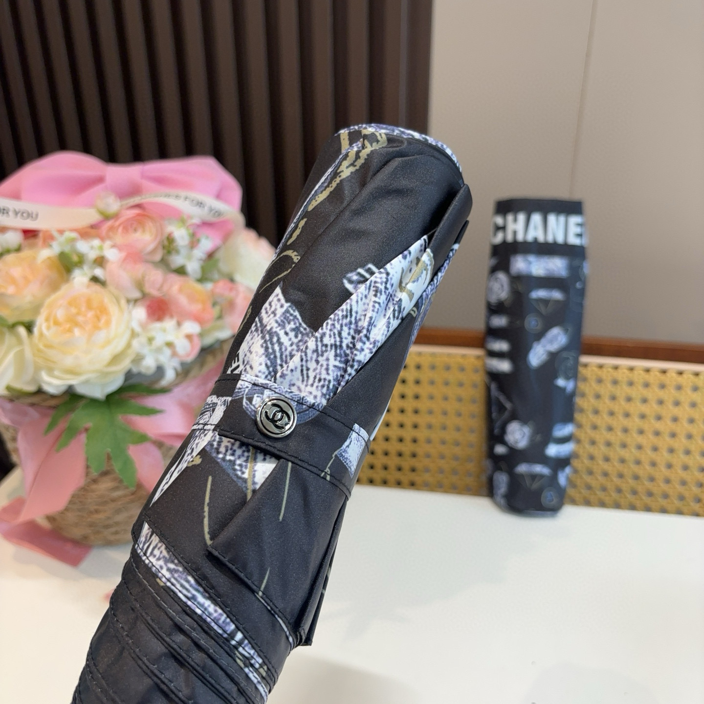  CHANEL（香奈儿）三折自动折叠晴雨伞 集合香奈儿灵魂LOGO为一体的设计风格高雅奢华 带在身上带来