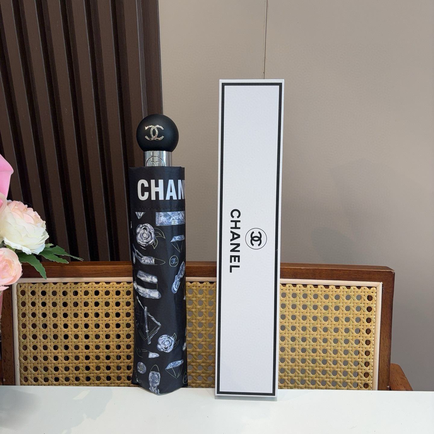  CHANEL（香奈儿）三折自动折叠晴雨伞 集合香奈儿灵魂LOGO为一体的设计风格高雅奢华 带在身上带来